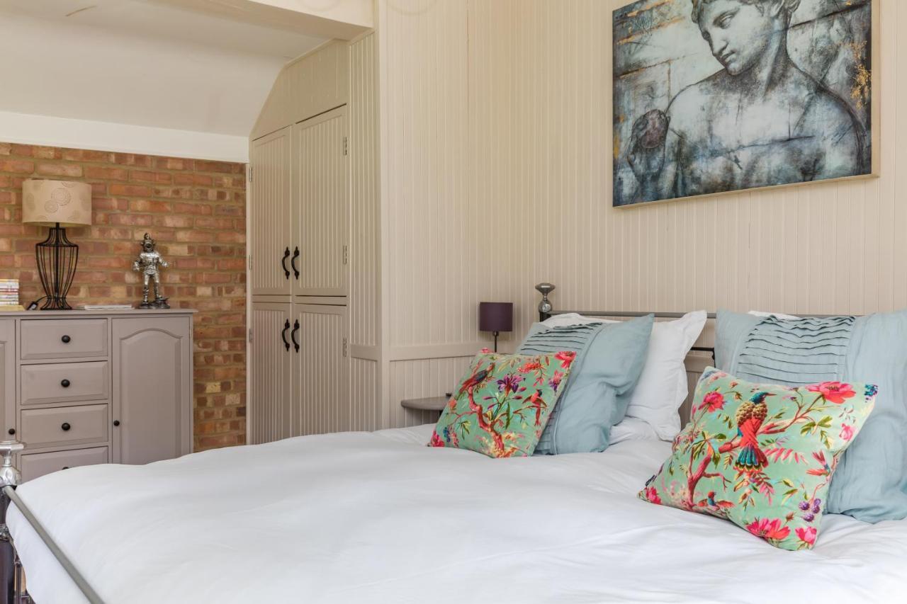 Old Mill Lodge By Huluki Sussex Stays Hurstpierpoint Exterior photo