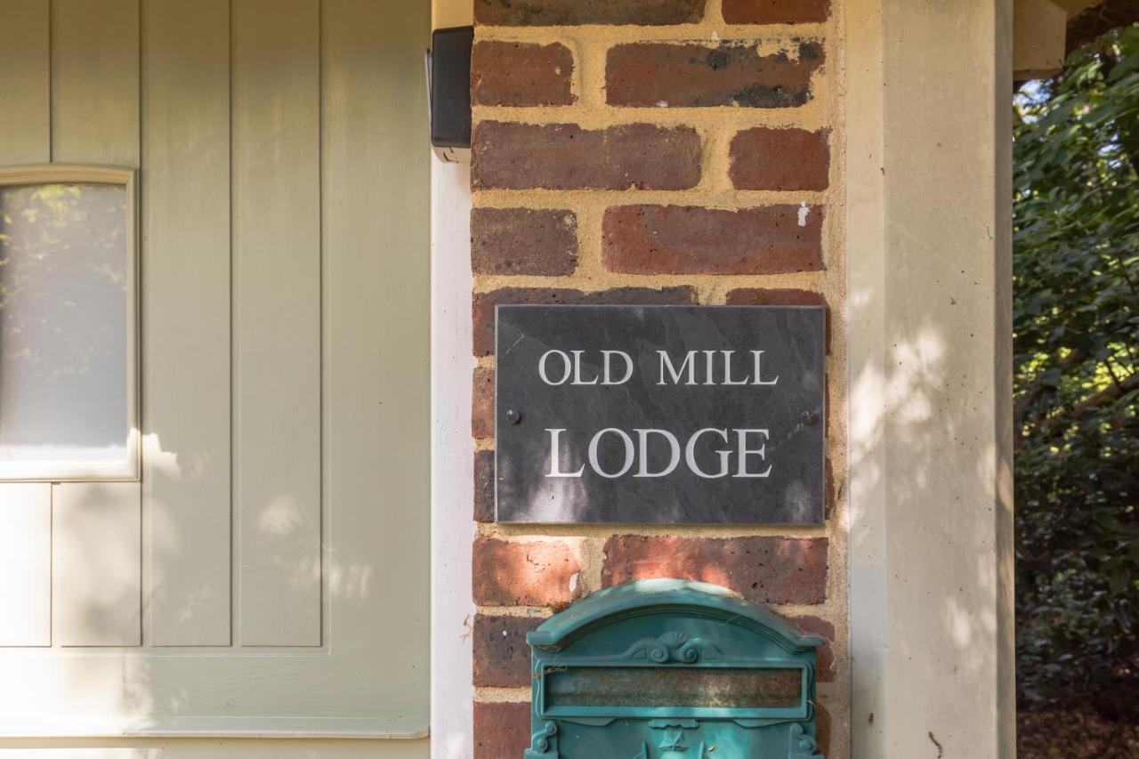 Old Mill Lodge By Huluki Sussex Stays Hurstpierpoint Exterior photo