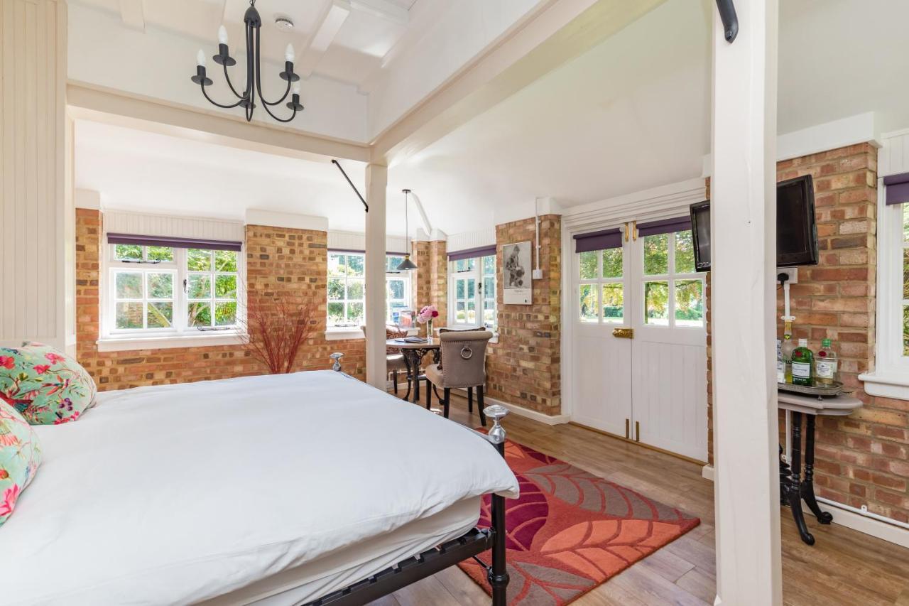 Old Mill Lodge By Huluki Sussex Stays Hurstpierpoint Exterior photo