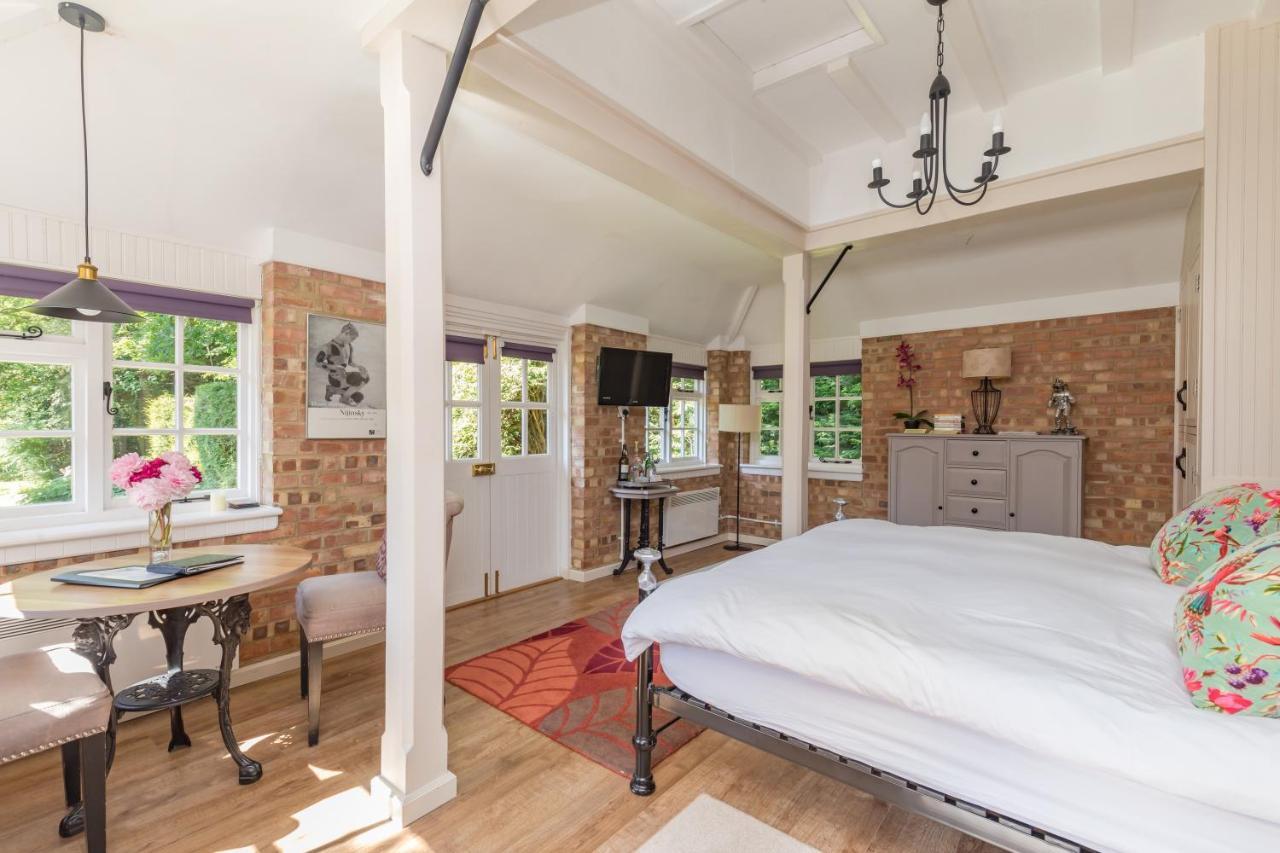 Old Mill Lodge By Huluki Sussex Stays Hurstpierpoint Exterior photo