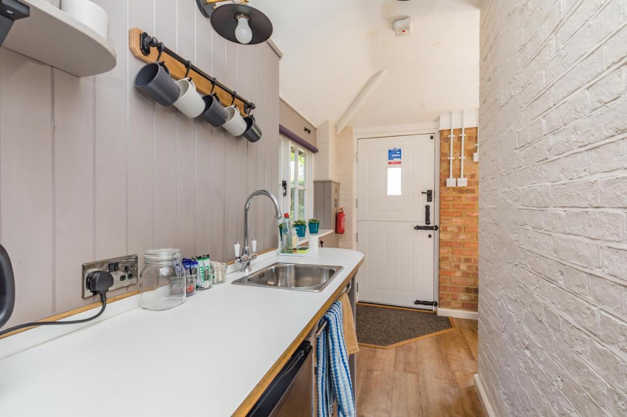 Old Mill Lodge By Huluki Sussex Stays Hurstpierpoint Exterior photo