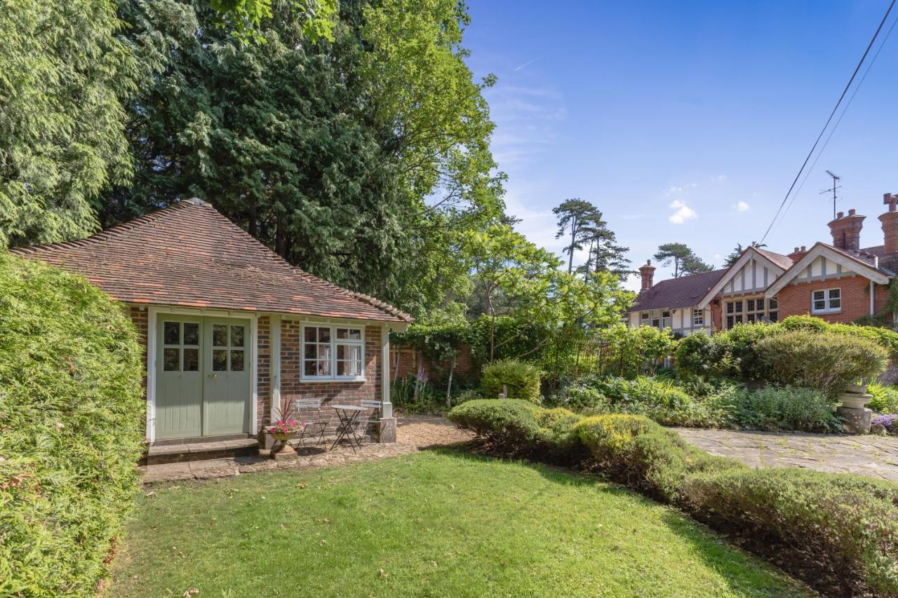 Old Mill Lodge By Huluki Sussex Stays Hurstpierpoint Exterior photo