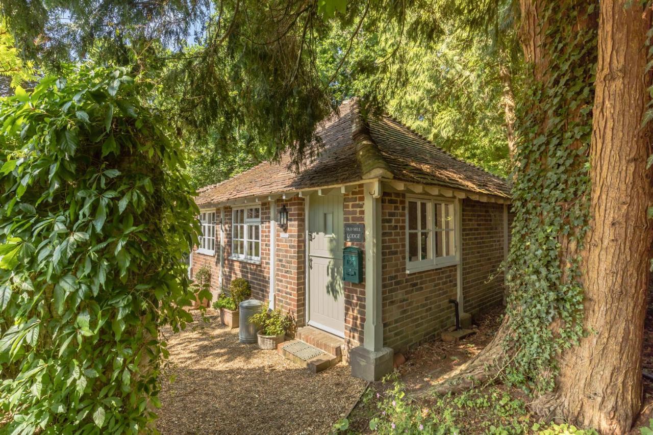 Old Mill Lodge By Huluki Sussex Stays Hurstpierpoint Exterior photo