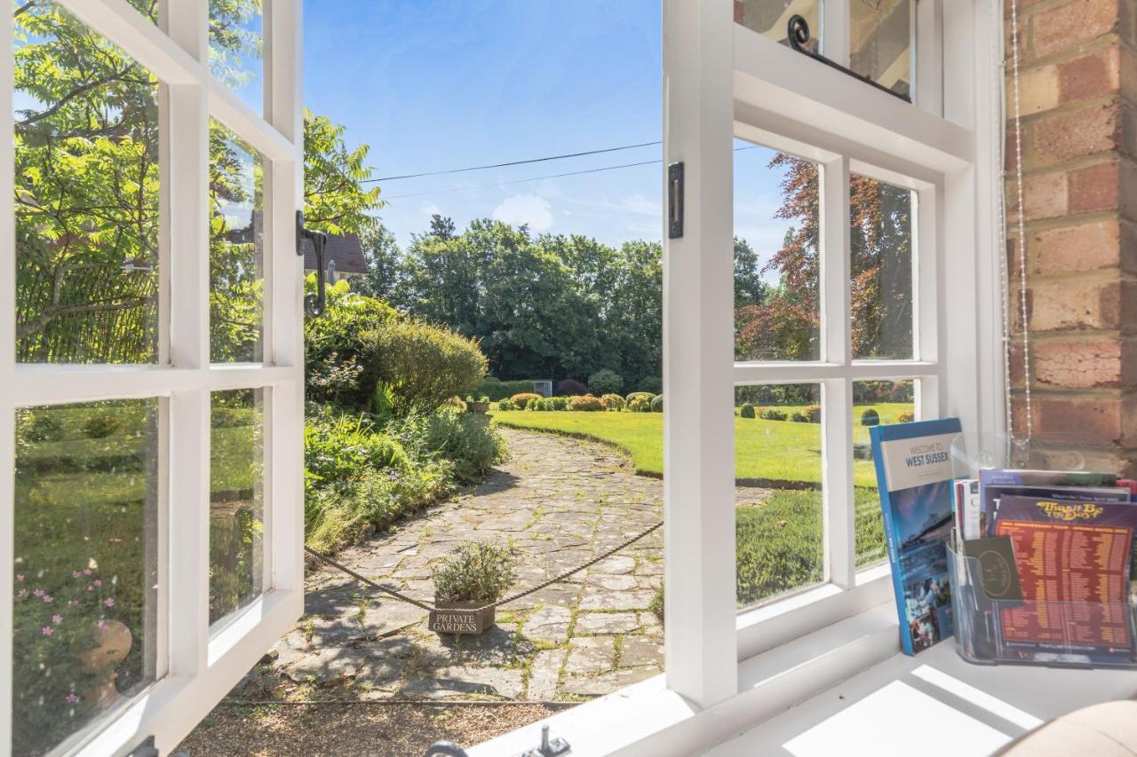 Old Mill Lodge By Huluki Sussex Stays Hurstpierpoint Exterior photo