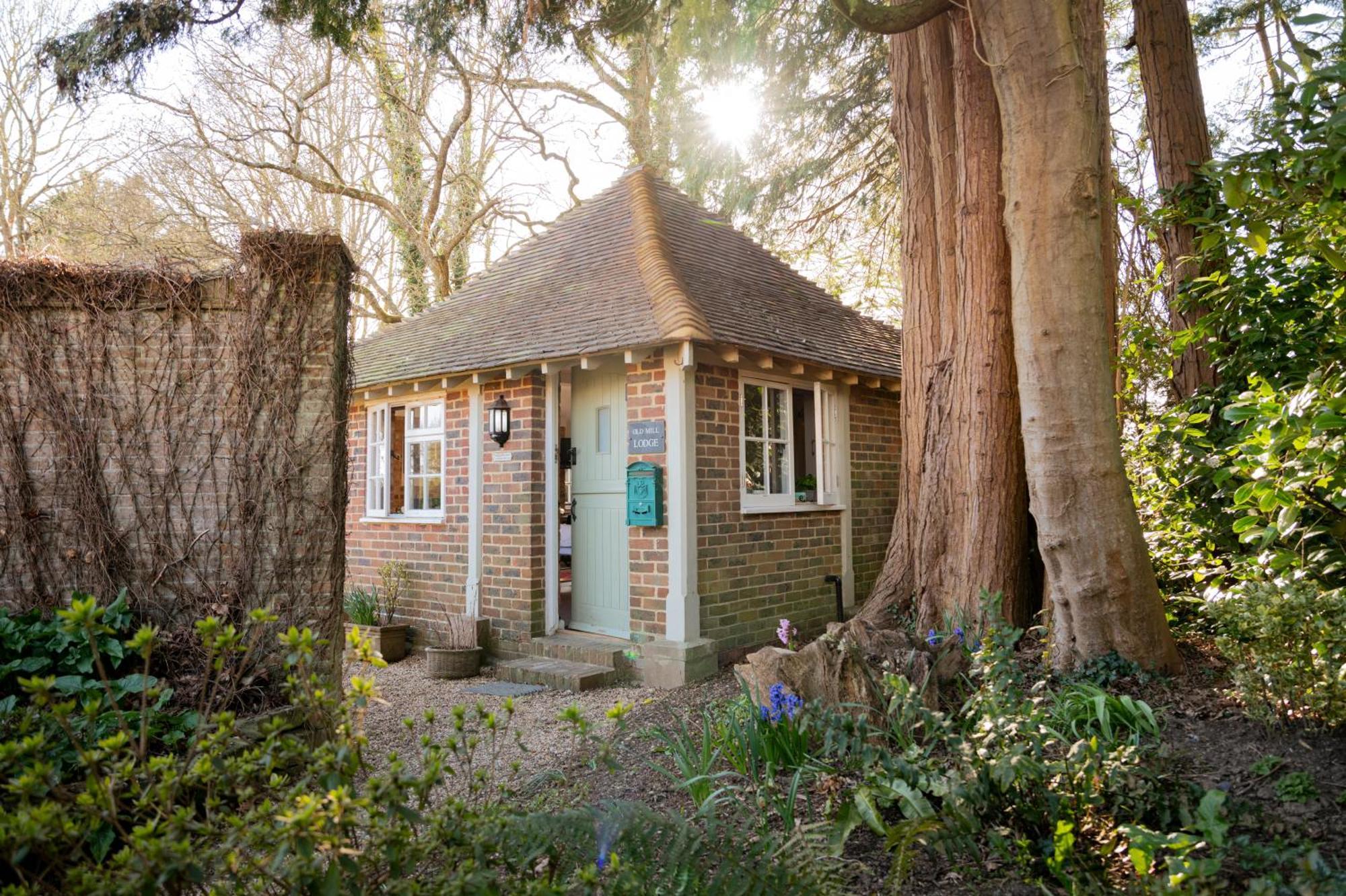 Old Mill Lodge By Huluki Sussex Stays Hurstpierpoint Exterior photo