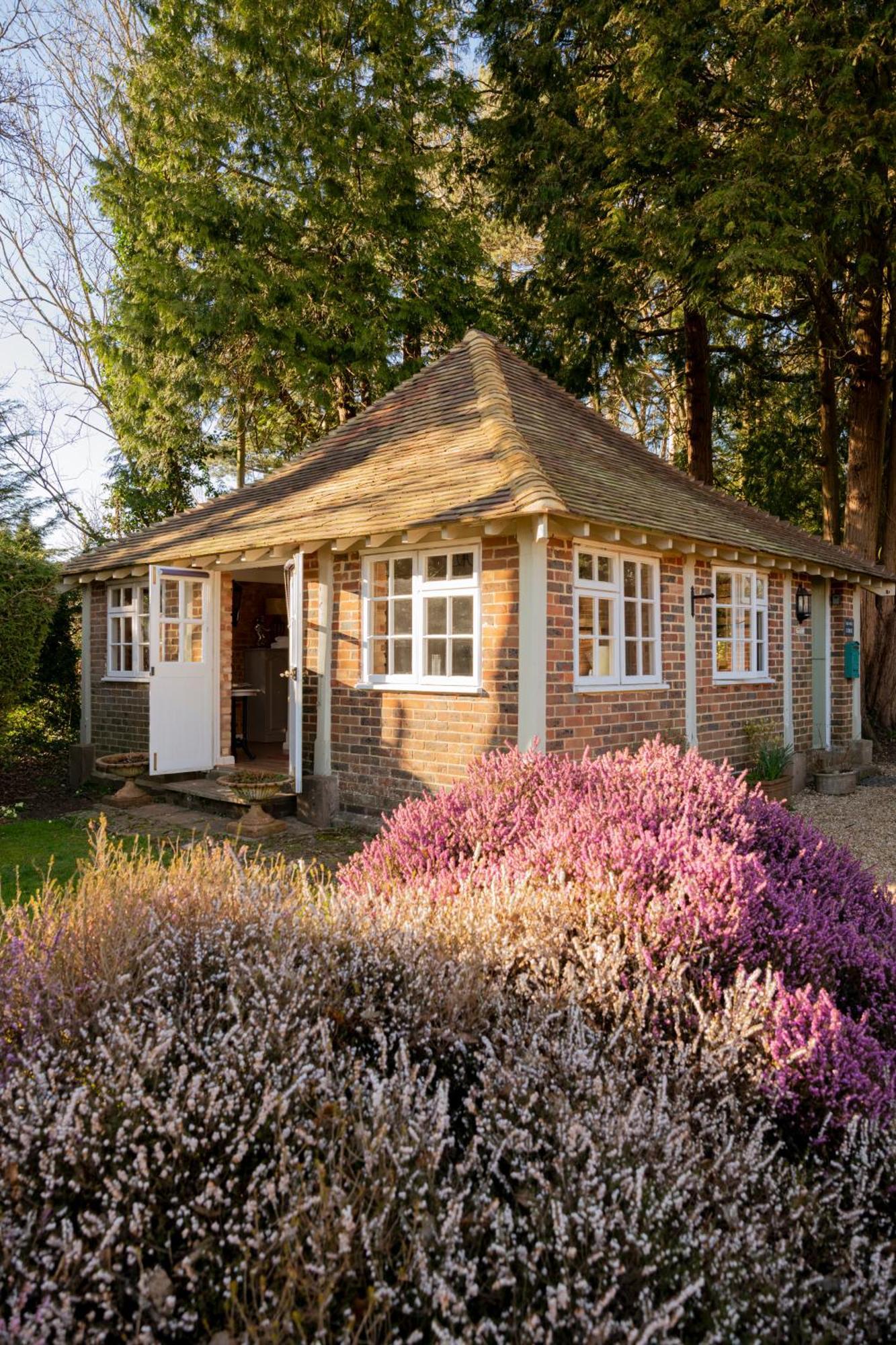 Old Mill Lodge By Huluki Sussex Stays Hurstpierpoint Exterior photo