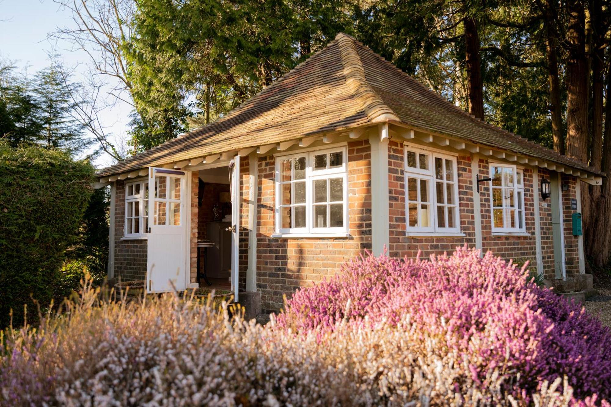 Old Mill Lodge By Huluki Sussex Stays Hurstpierpoint Exterior photo