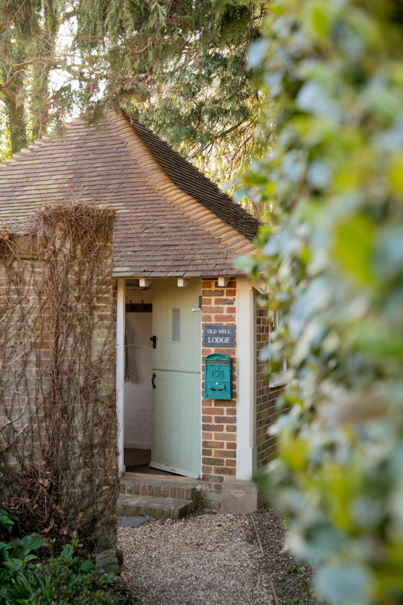 Old Mill Lodge By Huluki Sussex Stays Hurstpierpoint Exterior photo