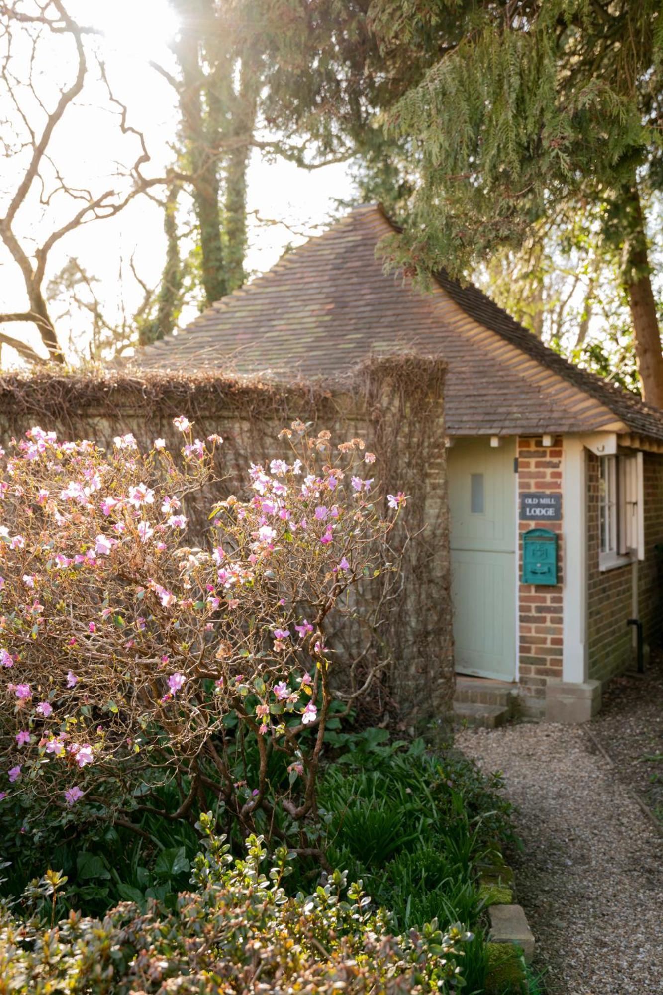 Old Mill Lodge By Huluki Sussex Stays Hurstpierpoint Exterior photo