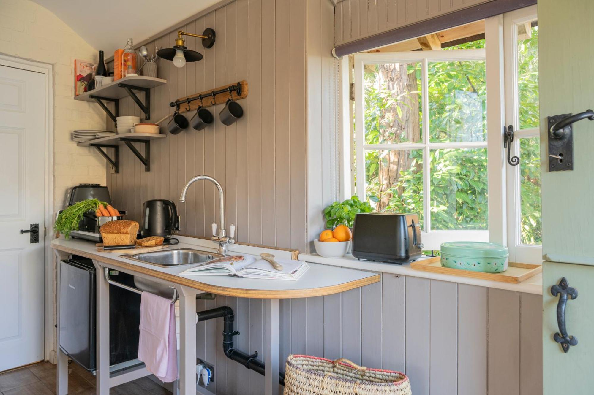 Old Mill Lodge By Huluki Sussex Stays Hurstpierpoint Exterior photo