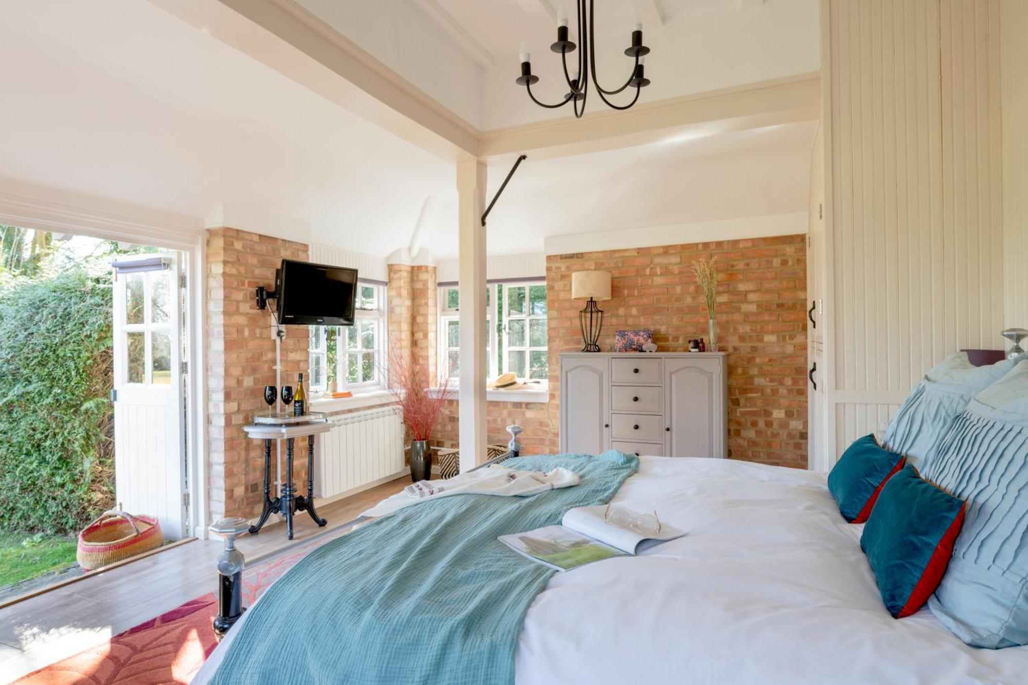 Old Mill Lodge By Huluki Sussex Stays Hurstpierpoint Exterior photo
