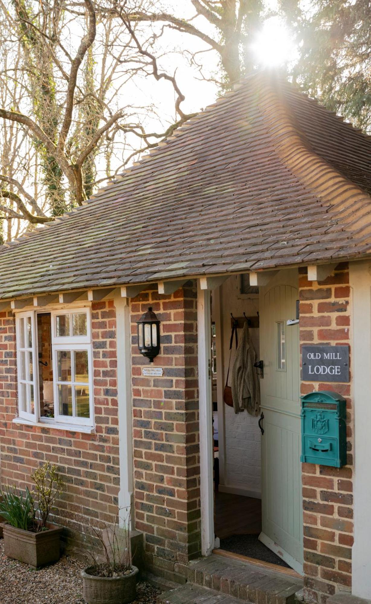 Old Mill Lodge By Huluki Sussex Stays Hurstpierpoint Exterior photo