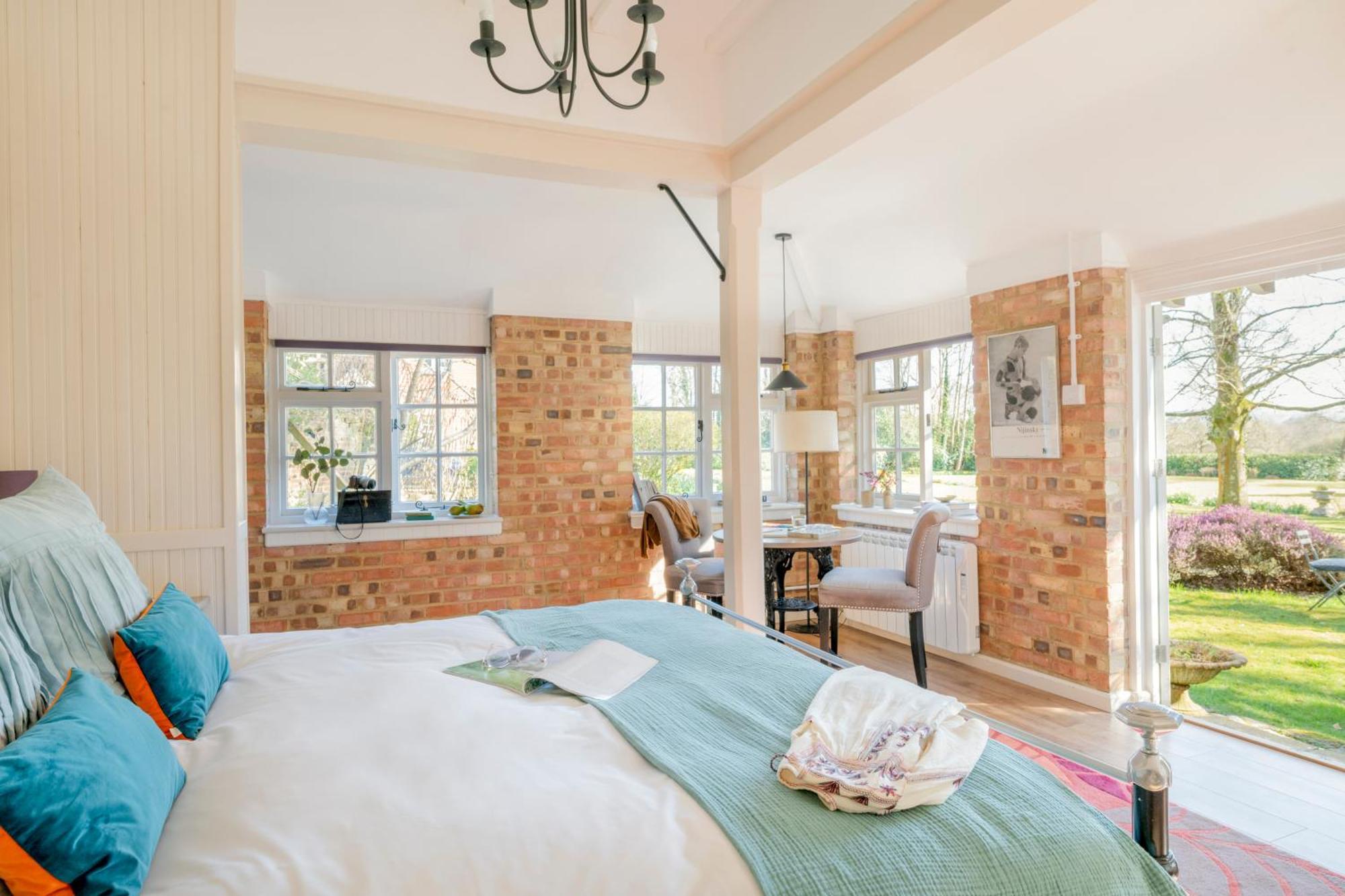 Old Mill Lodge By Huluki Sussex Stays Hurstpierpoint Exterior photo